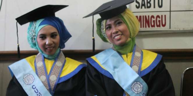Mahasiswi Kembar Lulus Cumlaude IPK `Kembar`