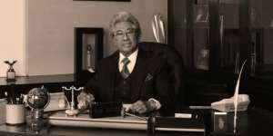 Adnan Buyung, `Pendekar Hukum` Putra Tukang Cendol