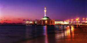 Cantiknya Masjid Ar-Rahmah, Terapung di Laut Merah
