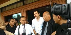 Stuart Collin Minta Izin Pegang Kandungan Risty