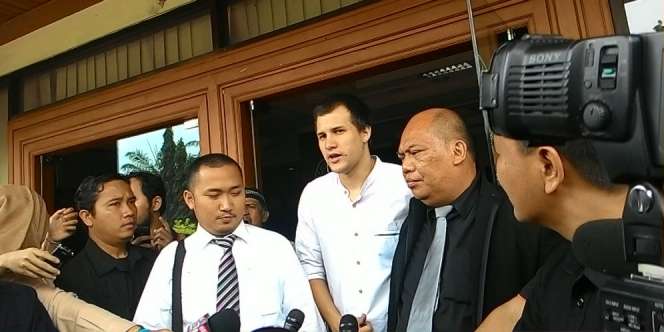 Stuart Collin Minta Izin Pegang Kandungan Risty