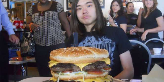 Rekor! Pria Habiskan 25 Burger dalam 22 Menit