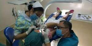 Dokter Operasi Bocah Sambil Jongkok 40 Menit Luluhkan Netizen