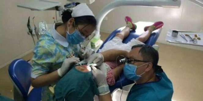 Dokter Operasi Bocah Sambil Jongkok 40 Menit Luluhkan Netizen