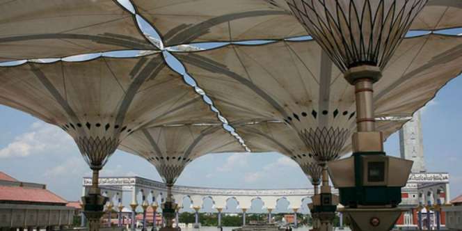 Replika Payung Peneduh Masjid Nabawi Ada di Indonesia