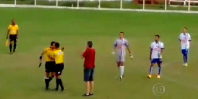 Tak Terima Dikasari Pemain, Wasit Acungkan Pistol