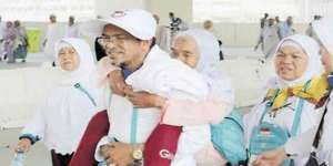 Gendong Ibu Selama Berhaji, Jemaah Indonesia Jadi Inspirasi