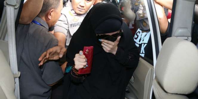 Kala Artis AA Mendadak Bercadar Saat Hadiri Persidangan