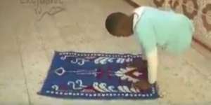 Bocah Setengah Badan Salat Luluhkan Netizen