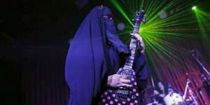 Aksi Perempuan Bercadar Sang Gitaris Band Metal