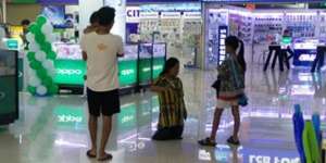 Ibu Berlutut kepada Anaknya karena Tidak Bisa Belikan Iphone