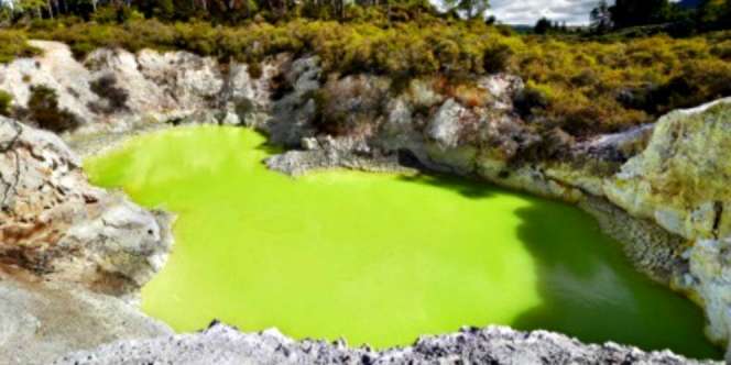 Menguak Misteri Danau 'Tempat Mandi Setan'