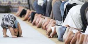 Hukum Salat Memejamkan Mata