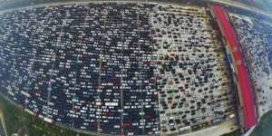 Macet Hebat, Mobil Berjajar 50 Lajur Pengendara Frustasi