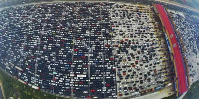 Macet Hebat, Mobil Berjajar 50 Lajur Pengendara Frustasi