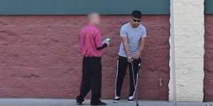 Pria `Buta` Uji Kejujuran si Kaya dan si Miskin