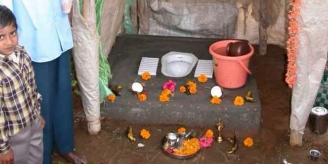 Geger Warga Desa Beri Sesajen untuk Toilet
