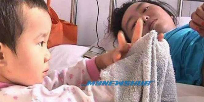 Bocah Tiga Tahun Ini Merawat Ibunya yang Sakit