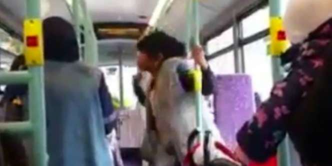 Wanita Ini Marahi Sekelompok Muslimah di Bus