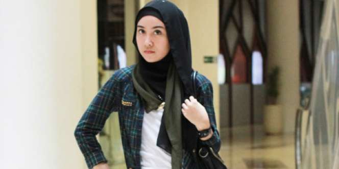 Kemeja `Plaid` Bikin Hijaber Makin Keren