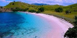 6 Pantai Merah Muda Paling Indah di Dunia