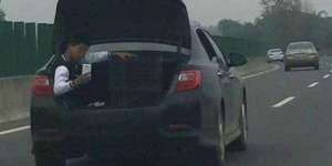 Aksi Selfie Pria Ini Dikecam Para Netizen di Media Sosial