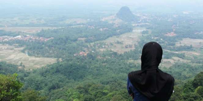 Jalan Santai Menanjak Naik ke Gunung Munara