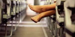 Bahaya Melepas Sepatu Saat di Pesawat