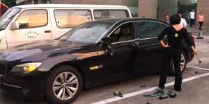 Murka Diselingkuhi, Istri Hancurkan Mobil Mewah Suami