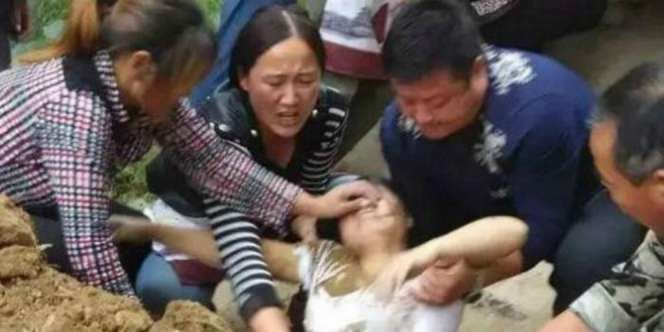Hanya Karena Halangi Truk, Wanita Dikubur Hidup-Hidup