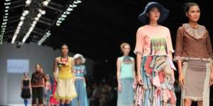 Tenun Baduy Tampil Memukau di JFW 2016