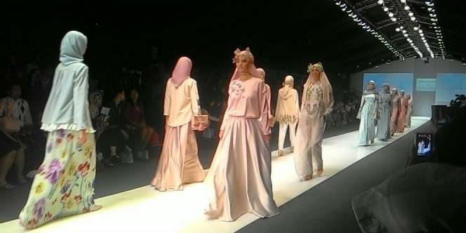 Tampil Anggun dengan Koleksi 'Classic Floral' Ria Miranda 