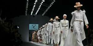 Koleksi Itang Yunasz Getarkan JFW 2016