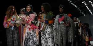 Kisah Dian Pelangi Kolaborasi dengan Perancang Inggris