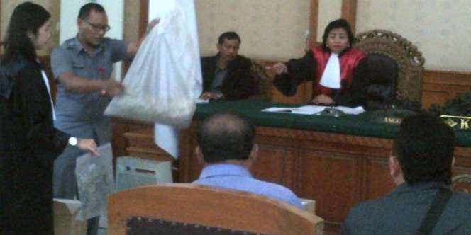 Barang Bukti Ditunjukkan, Ibu Kandung Engeline Menangis