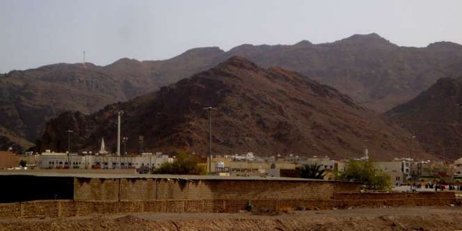 Berziarah ke Makam Syuhada Perang Uhud
