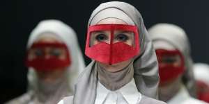 Tampilan Dinamis Wanita Bercadar Diana Nurliana