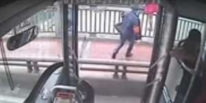 Aksi Heroik Sopir Selamatkan Wanita Yang Hendak Bunuh Diri