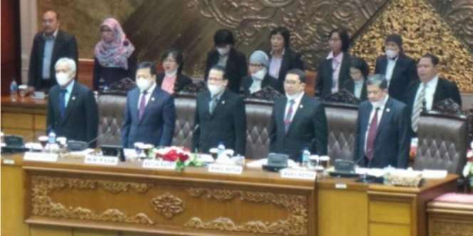 Pimpin Sidang Pakai Masker, 5 Pimpinan DPR Malah Tuai Kritik