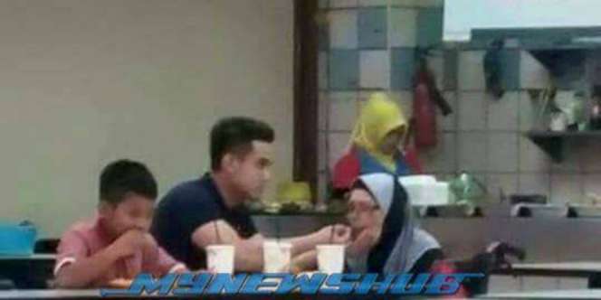 Foto Pria Dewasa Suapi Ibunya Bikin Netizen Terharu