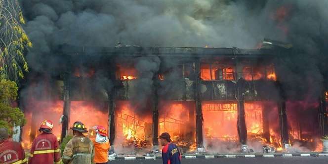 Kebakaran Hebat Landa Kantor Gubernur Kalteng