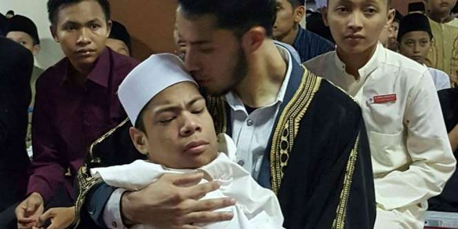 Foto Hafiz Amerika Pangku Santri Difabel Buat Haru Netizen