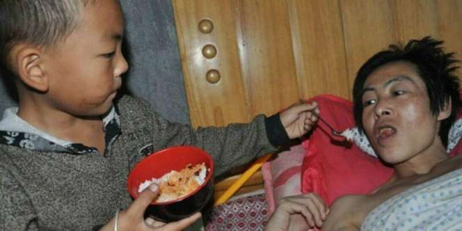 Memilukan! Bocah 7 Tahun Rawat Ayah Lumpuh Seorang Diri