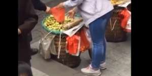 Begini Cara Penjual Buah Pinggir Jalan Curangi Pembeli