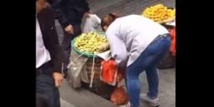 Heboh Video Terbongkarnya Kecurangan Penjual Buah Tiongkok