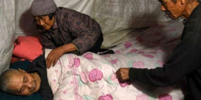 Wanita Rawat Kakak Lumpuh Selama 61 tahun