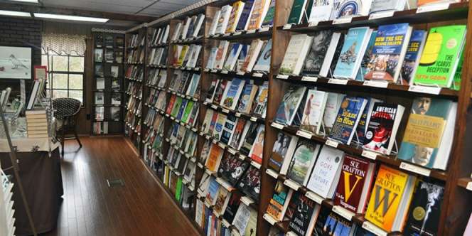 Toko Buku Ini Menjual Buku-buku yang Ditandatangani Penulis