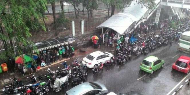 Awas! Berteduh Sembarangan Saat Hujan Kena Denda