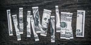 Tak Rela Beri Cucu Warisan, Nenek Gunting Uang Rp14 Miliar