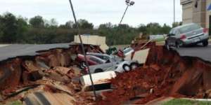 Misteri Tanah Meledak `Telan` 14 Mobil